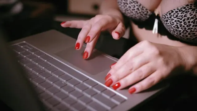 Come Comportarsi in Chat Erotica: 6 Errori che Ti Fanno Ignorare dalle Camgirl
